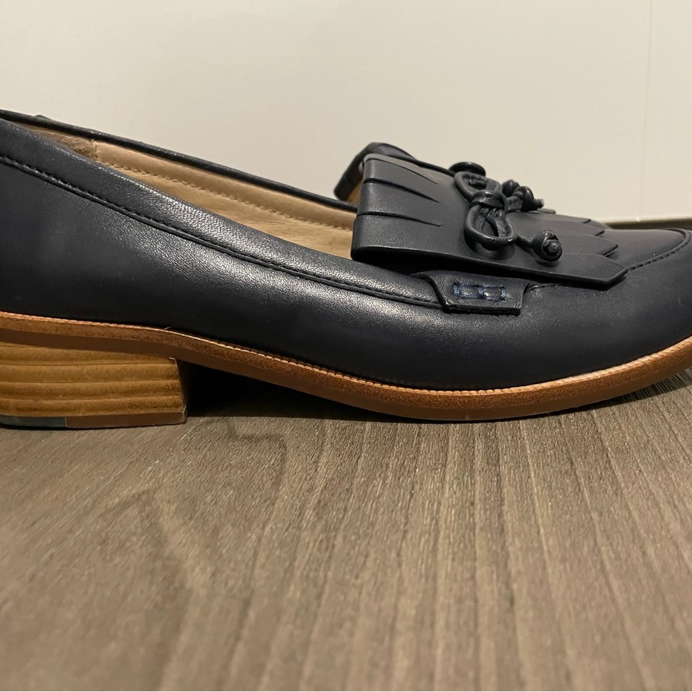 NAVY LOAFERS